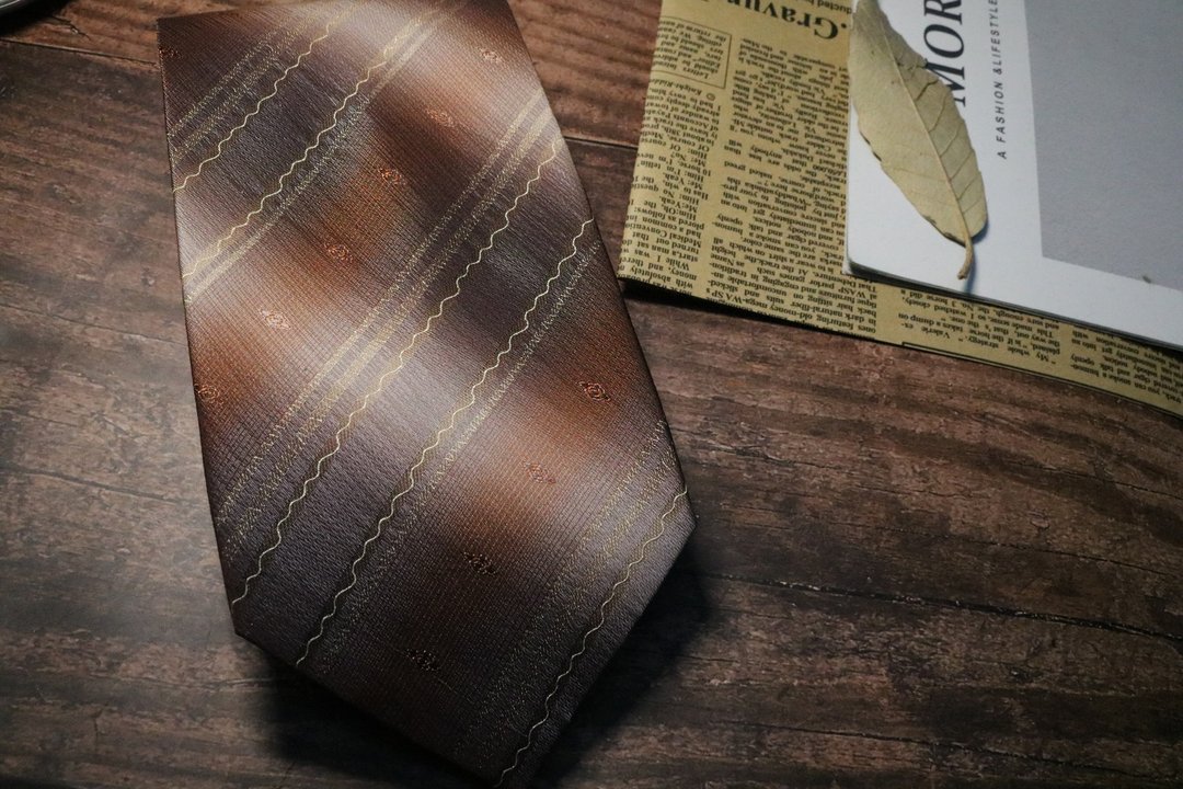 咖啡色小曲线真丝领带英伦风necktie - 领带/领带夹 - 丝．绢 多色
