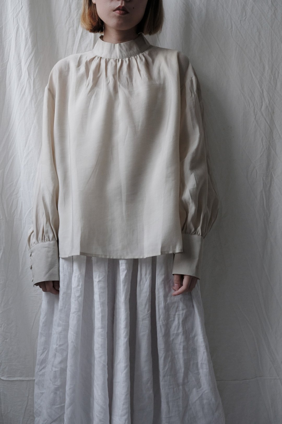 stand collar shirt Off White 天丝缎小立领衬衣-米色 - 女装上衣 - 丝．绢 白色