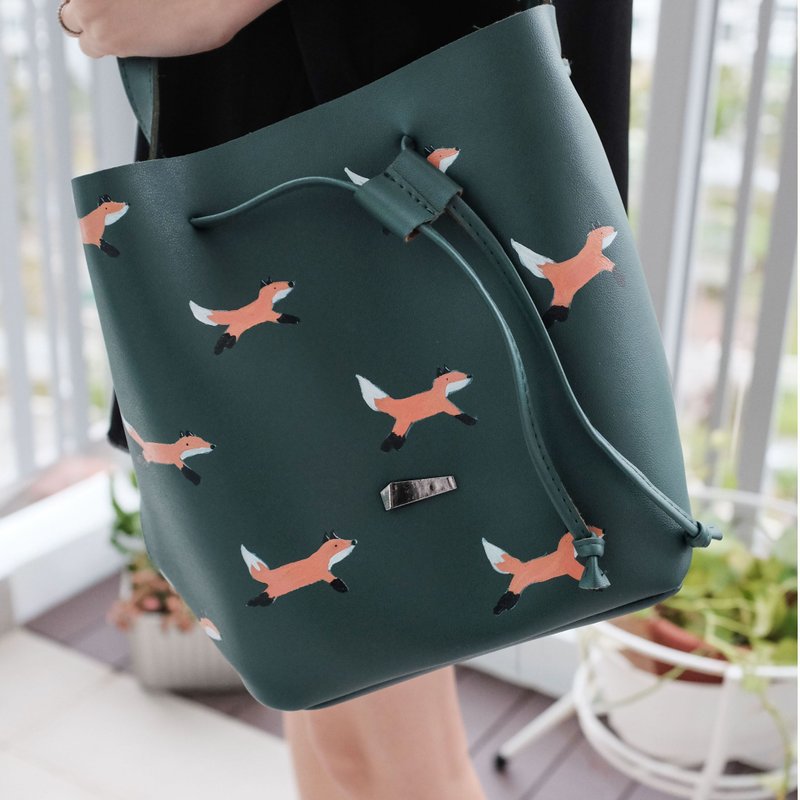 Fox Bucket Bag in Olive Green - 侧背包/斜挎包 - 真皮 黑色