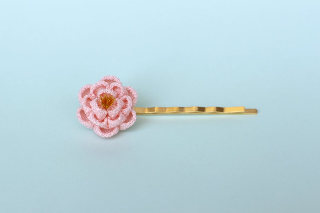 迷你椿花发夹 粉色 つまみ细工 簪 成人式 和服 毕业式 新年 浴衣 日式配件 - 发饰 - 丝．绢 粉红色