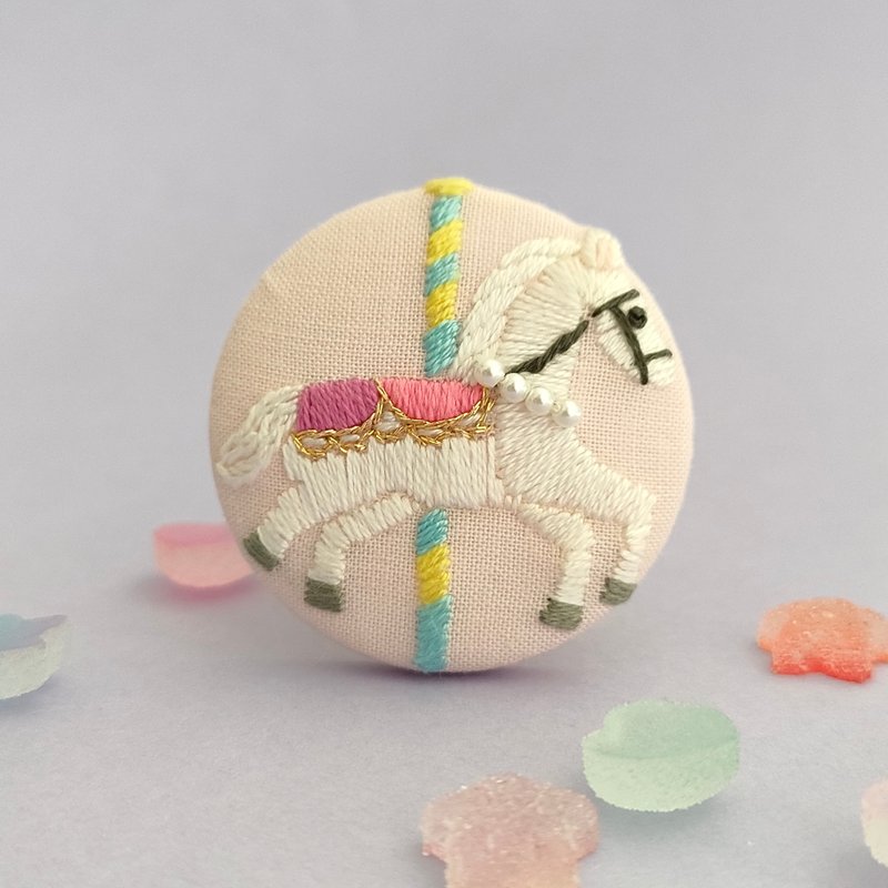 旋转木马白马刺绣胸针 - 胸针 - 棉．麻 白色