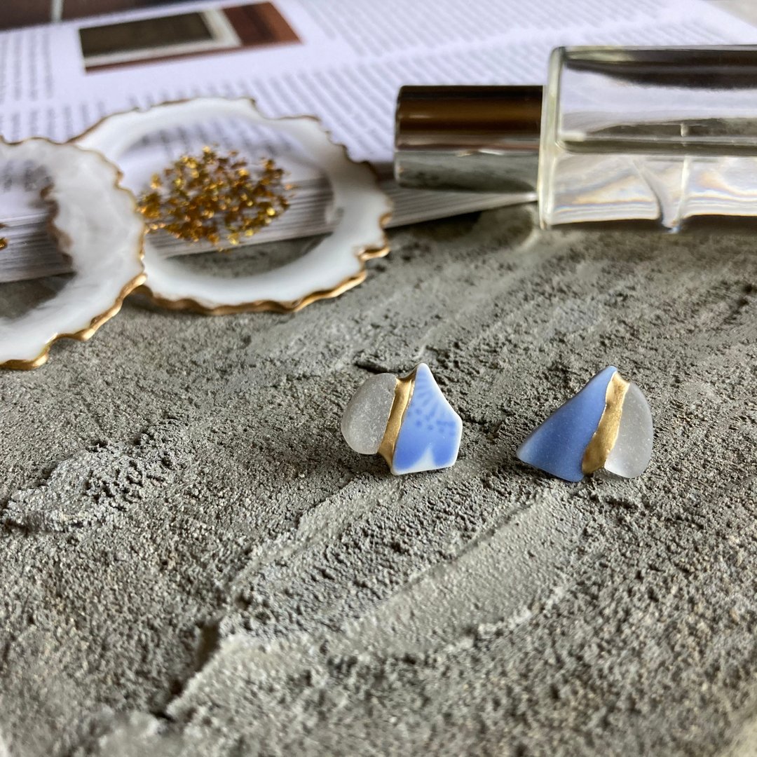 海玻璃 海陶器的金继 耳针/ 耳夹【淡蓝色×白色】花的　船形 - 耳环/耳夹 - 不锈钢 蓝色