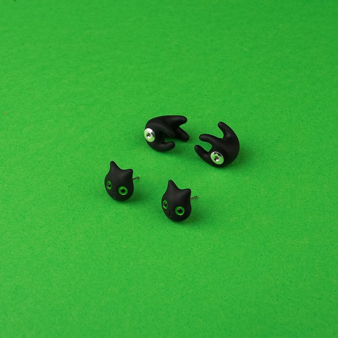 Handmade Black Cat - Green Eyes Earring | Titanium Hypoallergenic Posts | - 耳环/耳夹 - 粘土 黑色