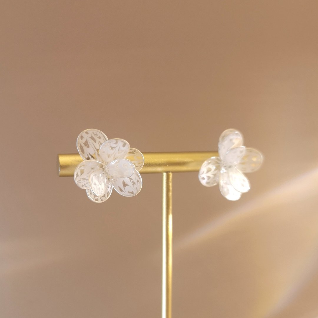 绣球花 | 孔雀纹 | 925银焊接系列 | 耳针 | 树脂水晶花饰品 - 耳环/耳夹 - 银 白色