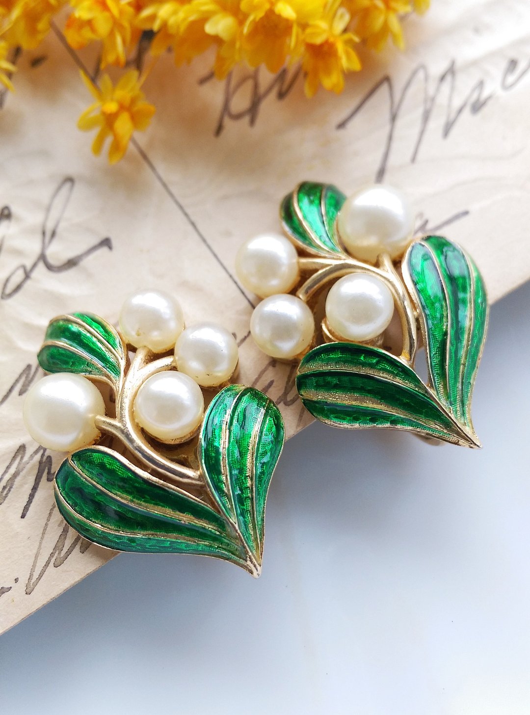Vintage Jewelry 西洋古董饰品 TRIFARI 图鉴款 绿叶珠 夹式耳环 - 耳环/耳夹 - 其他金属 金色