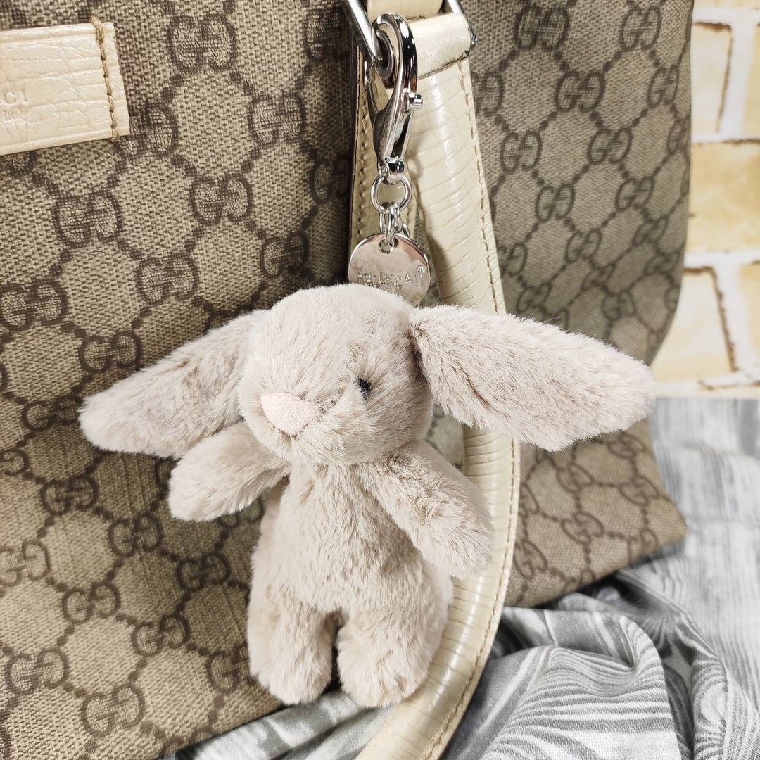 钥匙圈/吊饰 Bashful Beige Bunny Charm 清新灰 拿铁灰 兔子吊饰 - 吊饰 - 聚酯纤维 卡其色