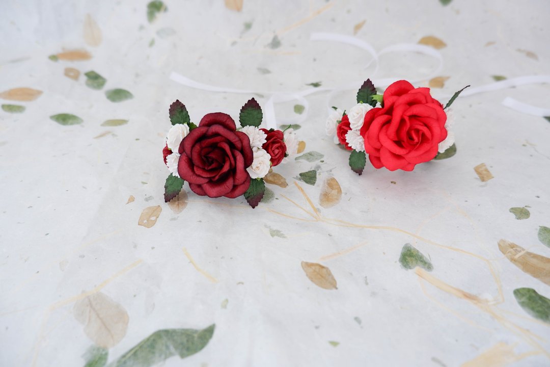 Red white flower wrist corsage, wedding bracelet, bridesmaids - 胸花/手腕花 - 纸 红色