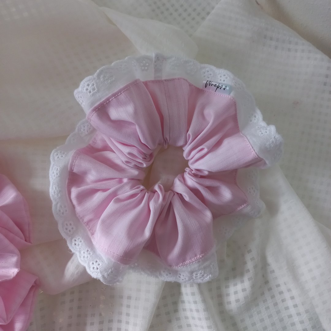 Handmade Scrunchies 浅粉色发圈，织物带有条纹图案，搭配白色荷叶边装饰 - 发饰 - 棉 粉红色