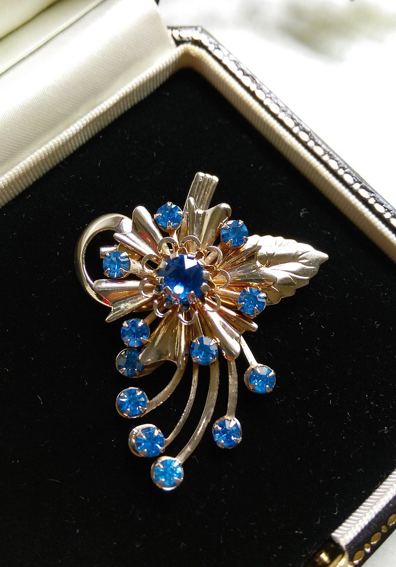 【西洋古董饰品/年代老件】1960's  蓝莱茵花叶几何流线胸花别针 - 徽章/别针 - 其他金属 蓝色