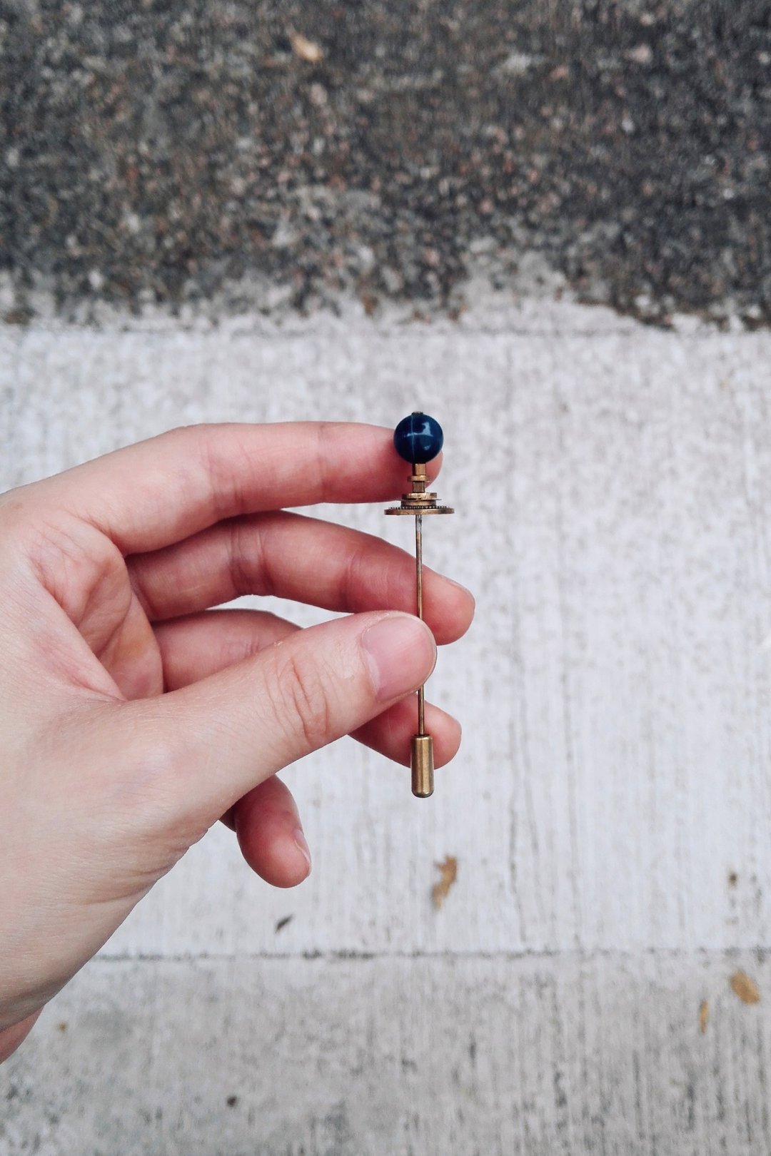 [Mush] Unispherical Gem Stone Brooch 黄铜 天然石 齿轮 天然石 别针 心口针 扣针 胸针 - 胸针 - 其他金属 多色