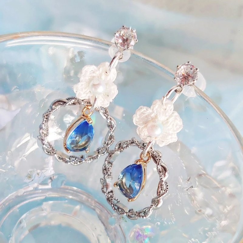 雪梅露光・蓝晶水滴花圈耳环 日系微钩手作【现货】 - 耳环/耳夹 - 绣线 银色