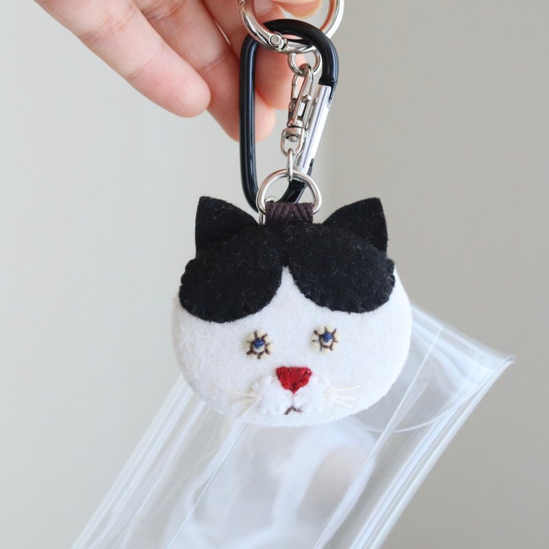 摆出优雅表情的八字花纹猫包包挂件 - 吊饰 - 羊毛 白色