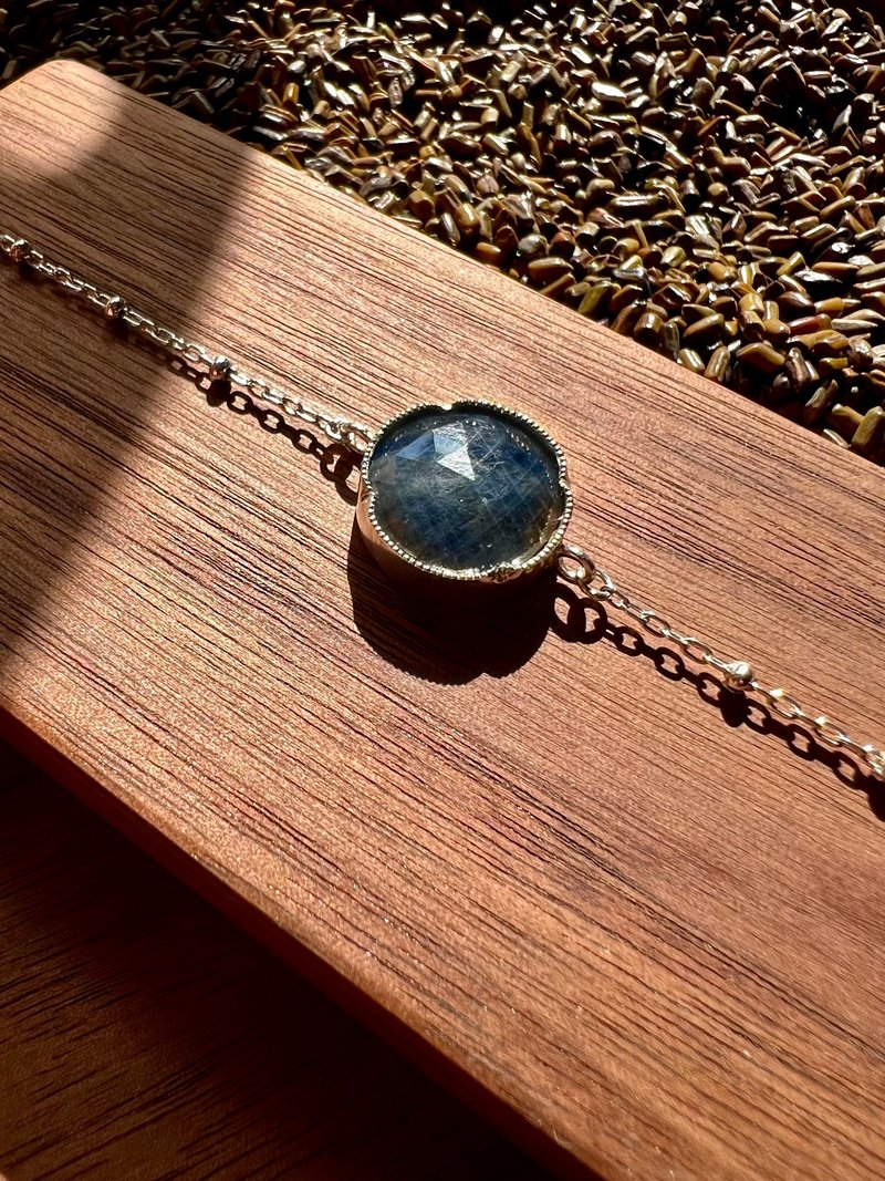 蓝色玫瑰切蓝宝石手链 凝结自然韵律 展现永恒光彩 - 手链/手环 - 银 蓝色