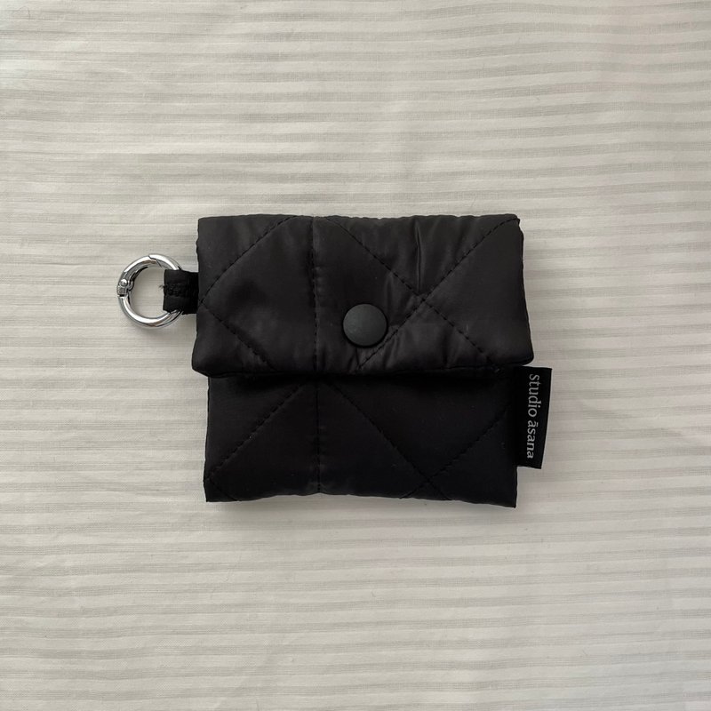 (金属黑) 缝线钮扣迷你收纳包 附挂钩 - 化妆包/杂物包 - 聚酯纤维 黑色