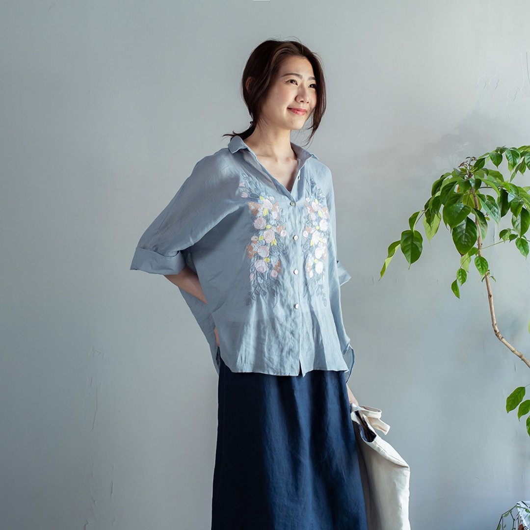 亚麻雕花设计衬衫 蓝 白 F - 女装衬衫 - 棉．麻 蓝色