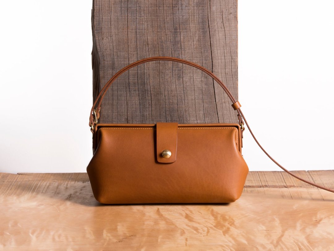 Paka-Pochette S #Cognac [Customizable gift] - 侧背包/斜挎包 - 真皮 咖啡色