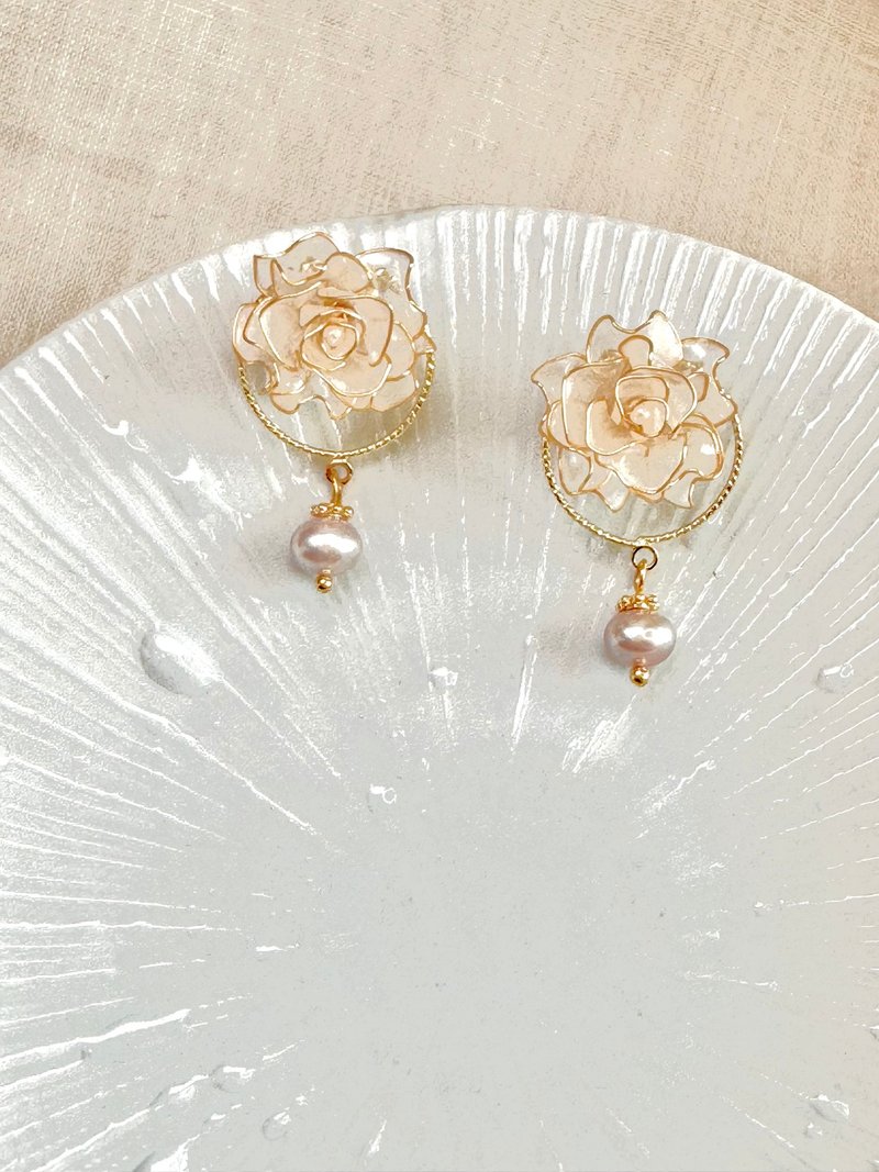 贴耳款玫瑰耳环 - 耳环/耳夹 - 树脂 