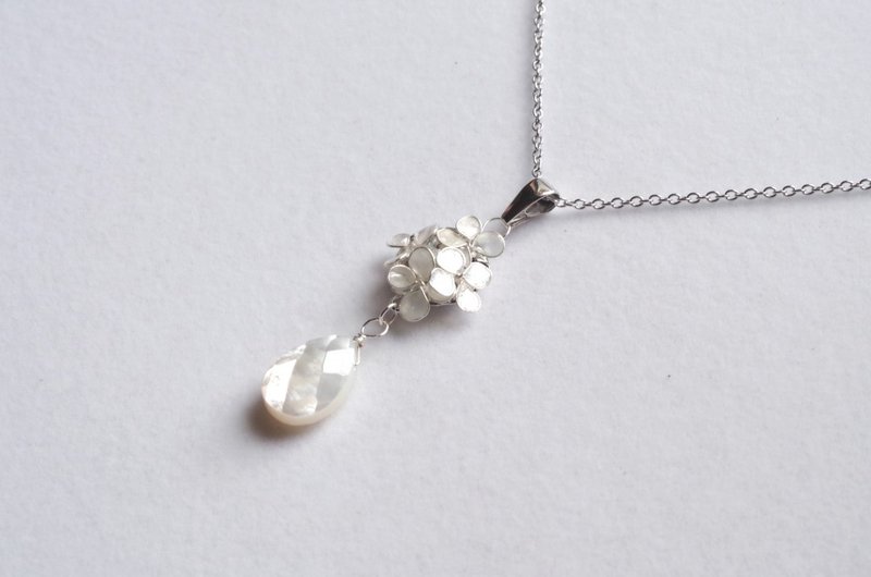 美甲花朵和白贝壳吊坠，白色，银 - 项链 - 其他材质 白色