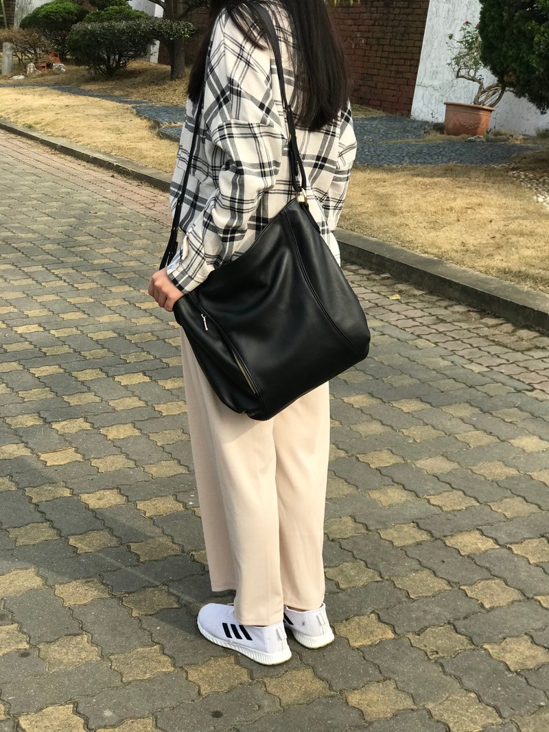 月球拓荒者 大容量通勤包 黑 - 侧背包/斜挎包 - 真皮 黑色
