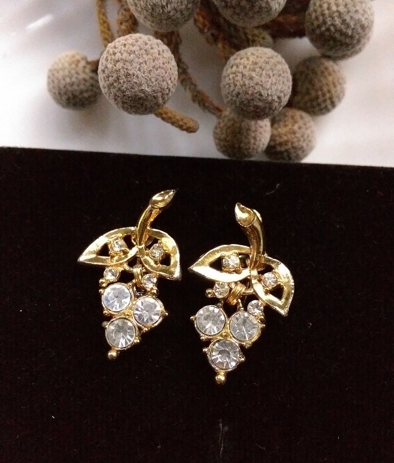 【西洋古董饰品/年代老件】1970's  垂坠莱茵葡萄串 栓式耳环 - 耳环/耳夹 - 其他金属 金色