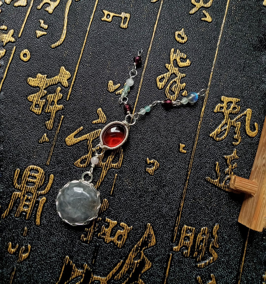 佚名山河。项链。组合技(?)。红橙石榴石。云水晶。金属编织 - 项链 - 宝石 银色