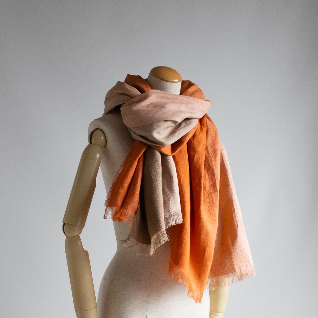 Hand-kneaded Linen Yangyanagi's gradation, brick, large-format stole Omi Chijimi Hand-dyed Long Scarf SG03 - 丝巾 - 棉 橘色