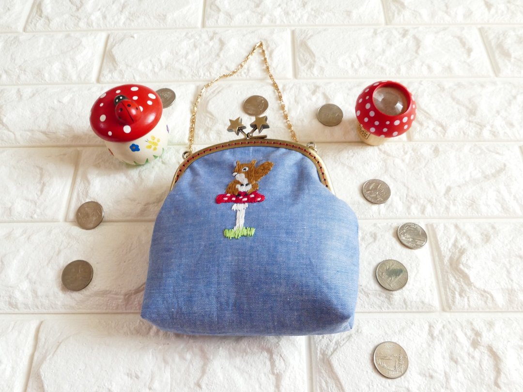 Embroidered Gamaguchi handbag Squirrel blue sitting on a mushroom - 手提包/手提袋 - 棉．麻 蓝色