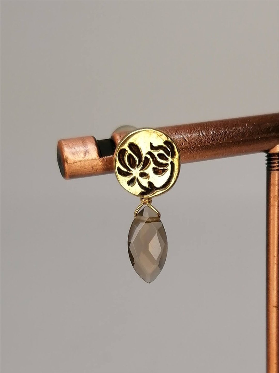 Hungarian embroidered flower carved earrings SV925 + YG plated / Smoky quartz - 耳环/耳夹 - 其他金属 金色