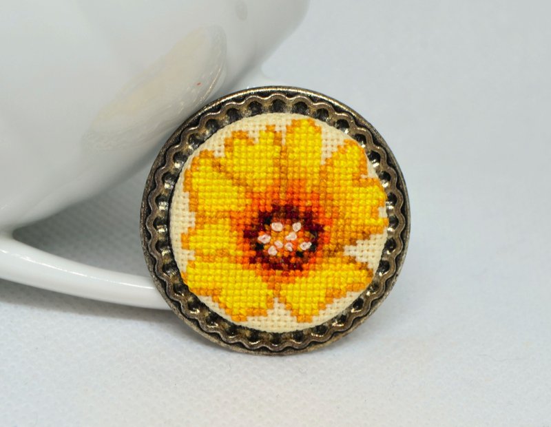 黄花刺绣胸针十字绣精致首饰手工自然花卉生日礼物送给她 - 胸针 - 绣线 黄色