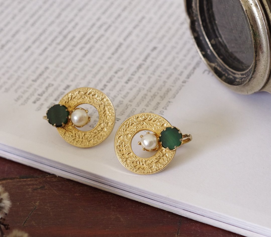 -古董Vintage金色雕花珍珠绿色透光圆形夹式耳环 C910 - 耳环/耳夹 - 其他金属 银色