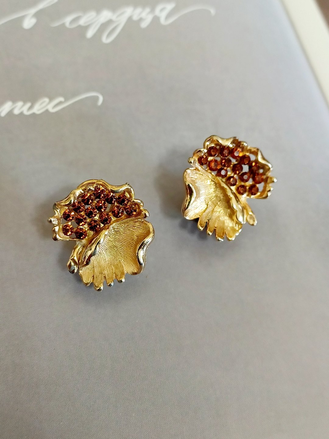 A vintage jewelry  BSK 金色荷叶莱茵 夹式耳环 - 耳环/耳夹 - 其他金属 