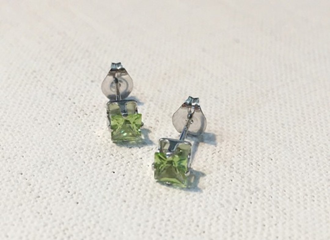 Peridot Square Earrings - 耳环/耳夹 - 宝石 
