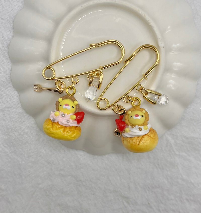 【玫泥手作】奶油菠萝小狮别针 - 胸针 - 粘土 黄色