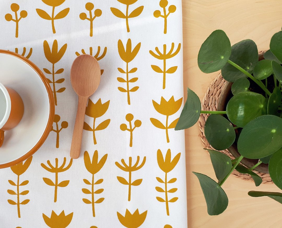 Tea towel made of screenprinted cotton with floral pattern. Cheer up your home! - 餐垫/桌巾 - 棉 黄色