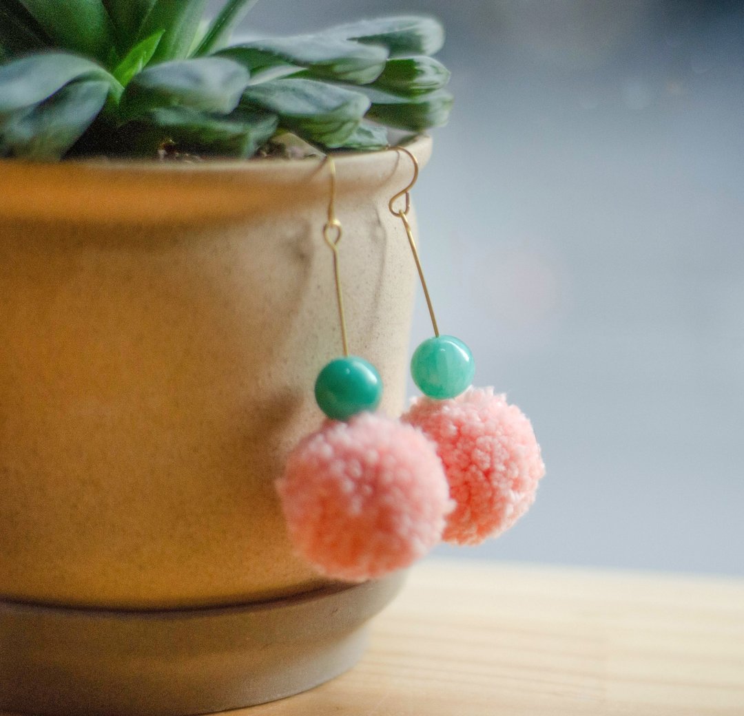 【扶桑花】毛球耳环、天然石、黄铜 Pompom Earring - 耳环/耳夹 - 其他材质 粉红色