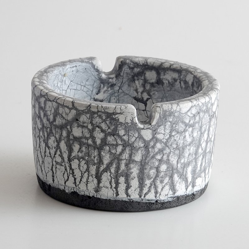 【裂纹灰调】手作水泥烟灰缸・黑白灰混色・独特裂纹纹理 - 香薰/精油/线香 - 水泥 