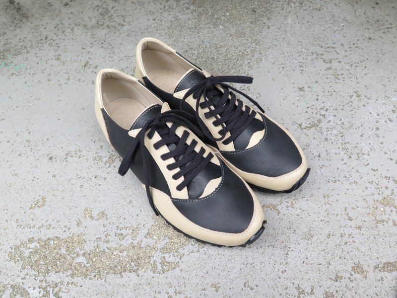 【都会色彩】纤细却宽松舒适 全真皮成人男女同款运动鞋／米白×黑 - 女款休闲鞋 - 真皮 黑色