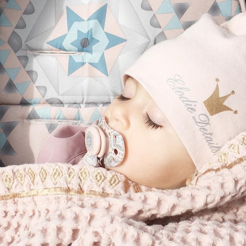 【瑞典ELODIE DETAILS】时尚安抚奶嘴组(奶嘴+夹) - Bedouin - 围嘴/口水巾 - 其他材质 粉红色