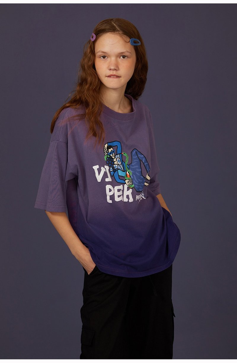 odd maker 紫色渐变潮版古着感印花圆领短袖t恤女 - 女装 T 恤 - 棉．麻 