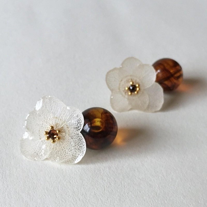 Hydrangea pierce and waxy bead catch / white - 耳环/耳夹 - 植物．花 白色