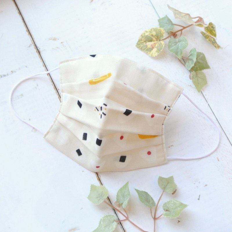 可洗涤、舒适且可爱的手工立体口罩 抗菌跟防臭加工 ONIGIRI Off-white 三角饭团 おにぎり 日本设计 | TEMARIYA - 口罩 - 棉．麻 白色