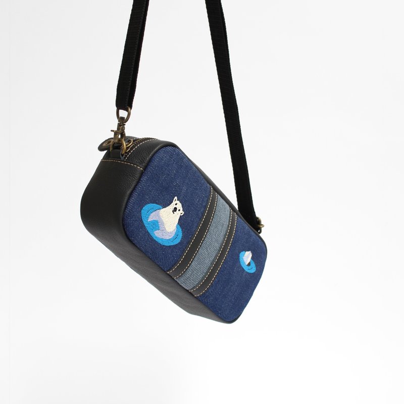 Polar bear embroidery / shoulder bag - 侧背包/斜挎包 - 真皮 蓝色