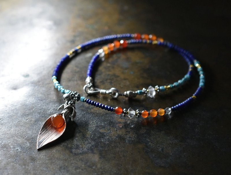 以叶片为灵感，由卡伦银、玛瑙、绿松石、赫基蒙钻石与小颗青金石点缀的纤细项链 - 项链 - 宝石 蓝色