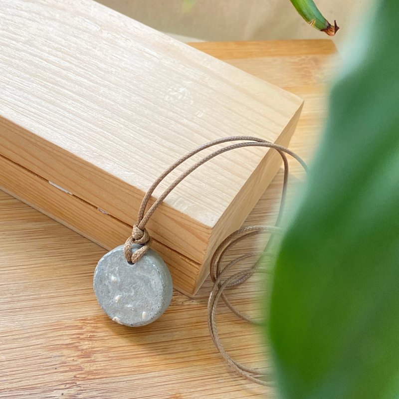 月亮 水泥 沙石 扩香颈链 手工项链  原创 环保 - 颈链 - 水泥 灰色