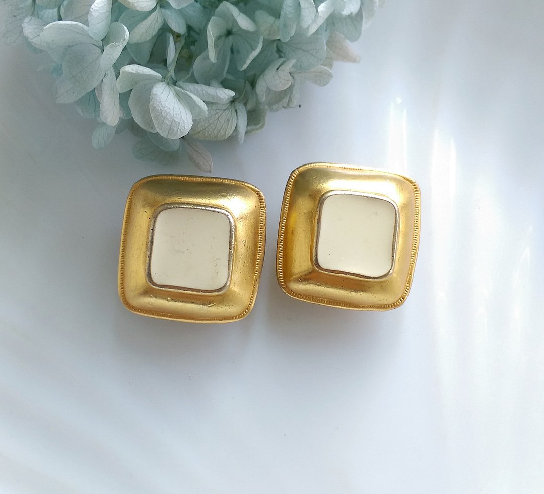 【西洋古董饰品 】金色调 哑光 立体方奶白色  夹式耳环 - 耳环/耳夹 - 其他材质 金色