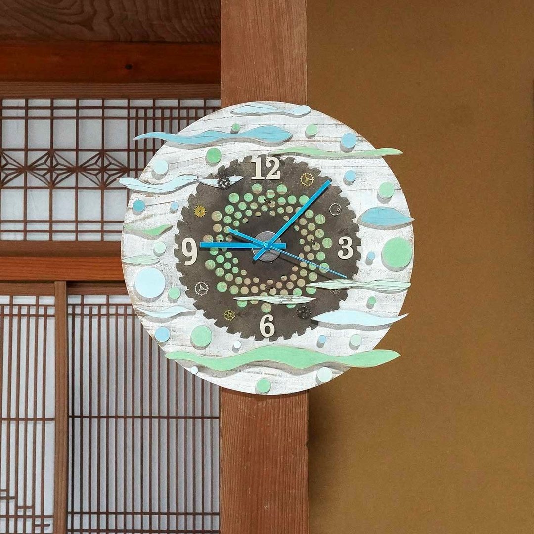 为您的居家空间增添原创艺术气息 废弃割草刀片再利用时计 再利用旧木料制成的木制壁挂时钟 215 - 时钟/闹钟 - 木头 白色