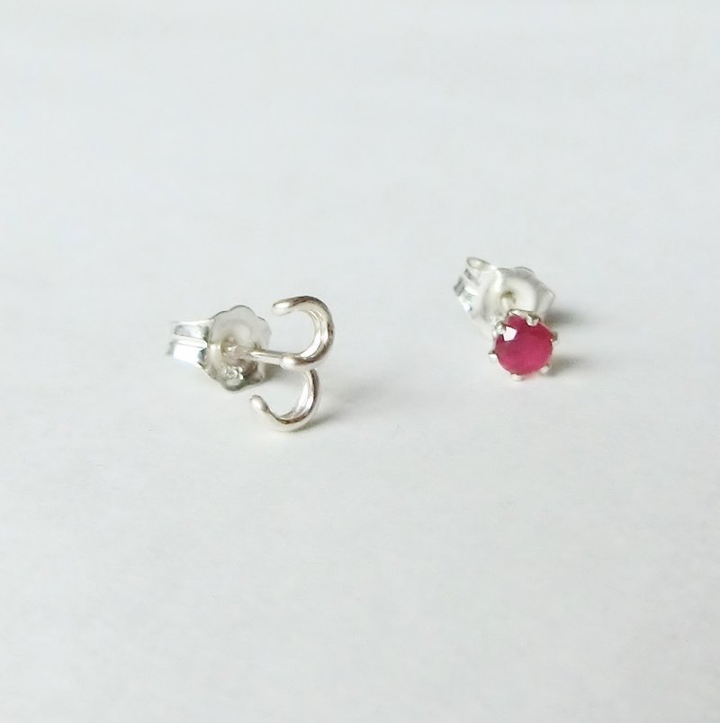 一粒数字与诞生石的锁式耳环 (925银) - 耳环/耳夹 - 其他金属 银色