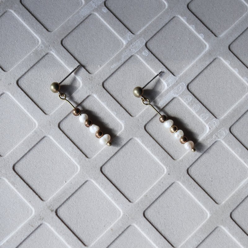 02:04 AM 雪粒雪粒 - 黄铜耳环 / 珍珠耳环 / 耳针耳夹 - 耳环/耳夹 - 珍珠 白色