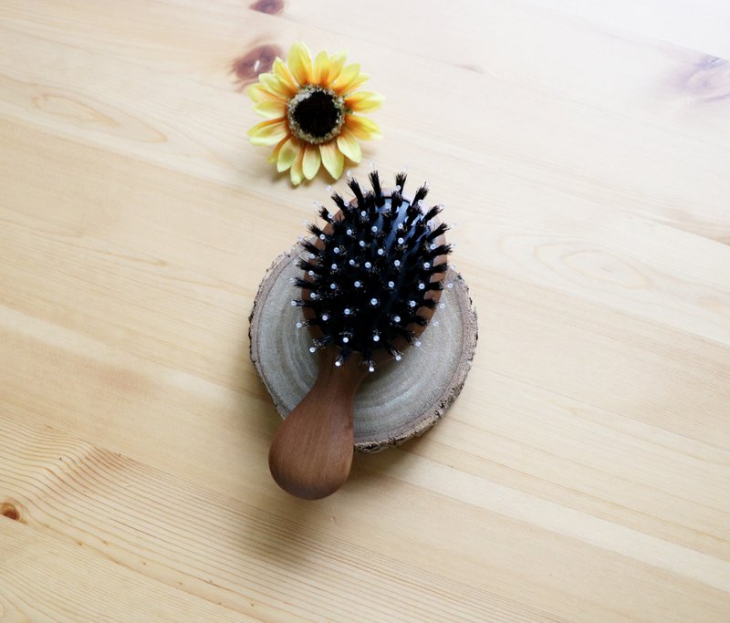 台湾专利小圆气垫鬃毛梳 (独家植毛技术/ 台湾唯一) - 彩妆刷具/镜子/梳子 - 木头 