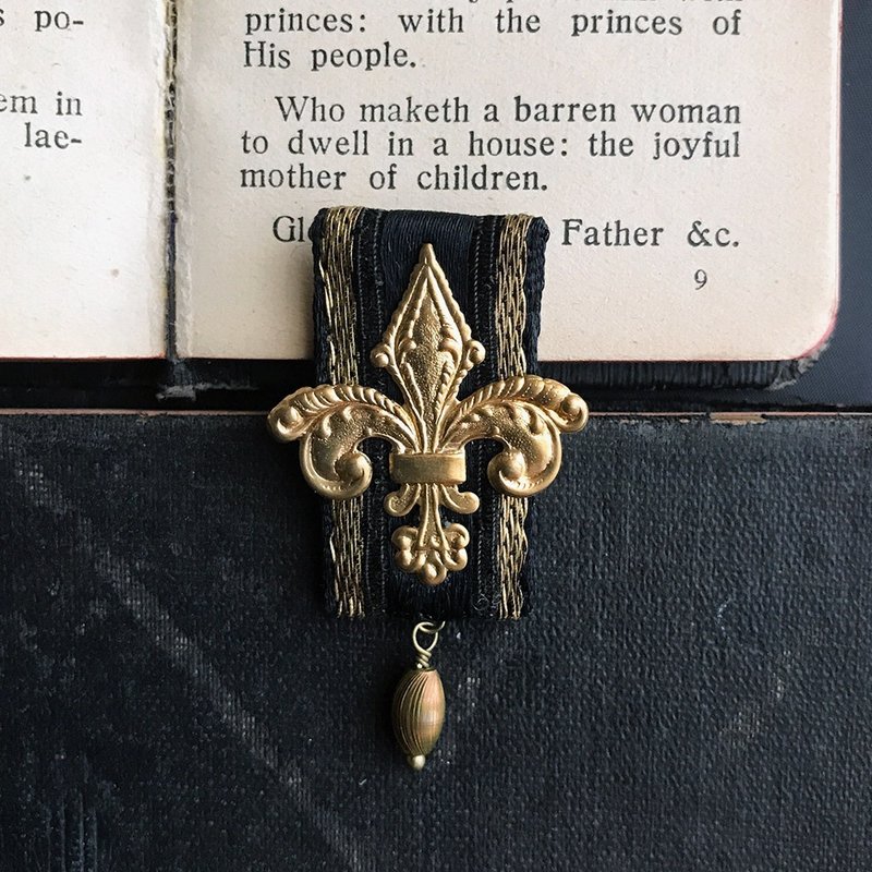 Yuri's Medal Pin brooch Black × Gold - 胸针 - 聚酯纤维 金色